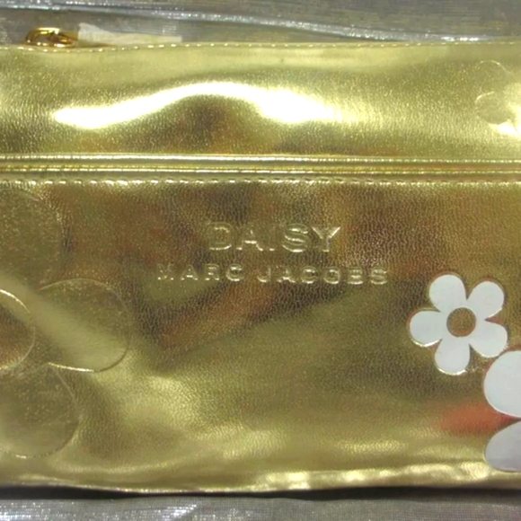 Gold Marc Jacobs- Daisy- cosmetic bag. NEW WITH TAGS - Picture 11 of 16